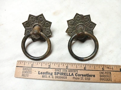 Par de tiradores de cajón de anillo de latón victoriano antiguo con placas traseras de lujo Foto 1 de 4