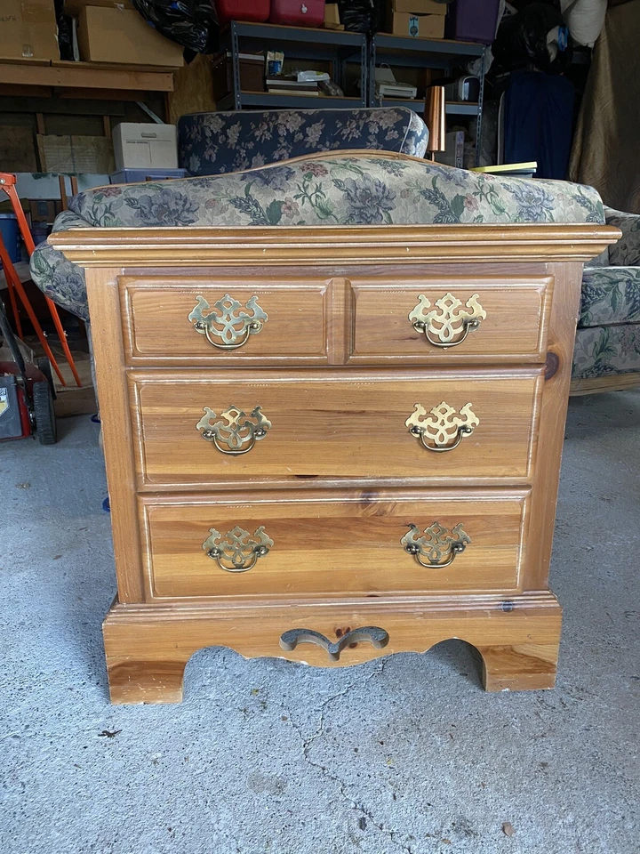 AMERICAN DREW Solid Hard Rock Maple Colonial / Early American Dresser - Image 1 of 4
