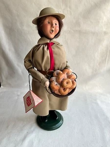 Byers Choice Caroler 2002 Salvation Army  Woman Lady  w/ Pot of Donuts - Picture 1 of 12