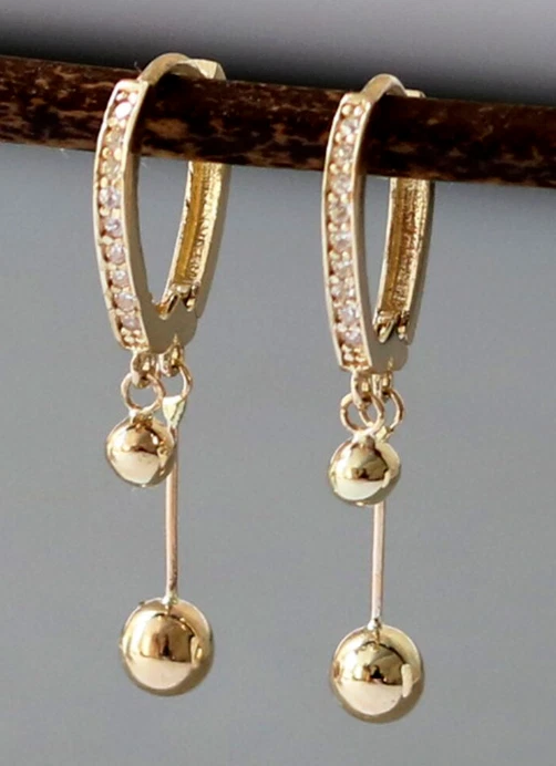 Pendientes colgantes colgantes de diamantes creados en laboratorio de 1,40 quilates de corte redondo enchapados en oro amarillo de 14 quilates Foto 1 de 4