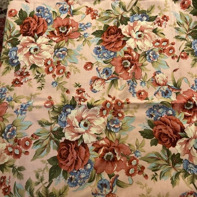 Tela de algodón Faye Burgos Marcus Brothers 1 yarda floral sobre fondo rosa Foto 1 de 3