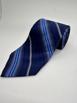 Corbata Puritan de seda resistente a las manchas azul marino y plata rayas 58" x 3 3/4" Foto 1 de 4