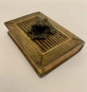 Libro de madera de imitación de cuero Maitland-Smith con pisapapeles rana de bronce. - Imagen 1 de 8