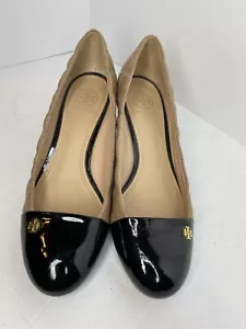 Cuña Tory Burch Claremont 7M para mujer beige acolchado cuero negro charol RT$298 - Imagen 1 de 16