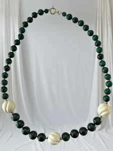 18" LONG MALACHITE NECKLACE w CARVED BEIGE TWISTED STONES w GOLD BEAD SEPARATORS - Bild 1 von 7