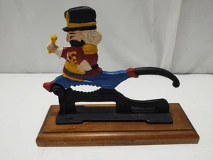 Cascanueces DE COLECCIÓN Hierro Fundido sobre Base de Madera Hierro Fundido Soldado Rojo Cascanueces - Imagen 1 de 14