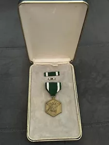 Insignia Medalla al Mérito Militar 3 Piezas y Caja Verde Blanco Cinta Barra Pin Era Vietnam - Imagen 1 de 10