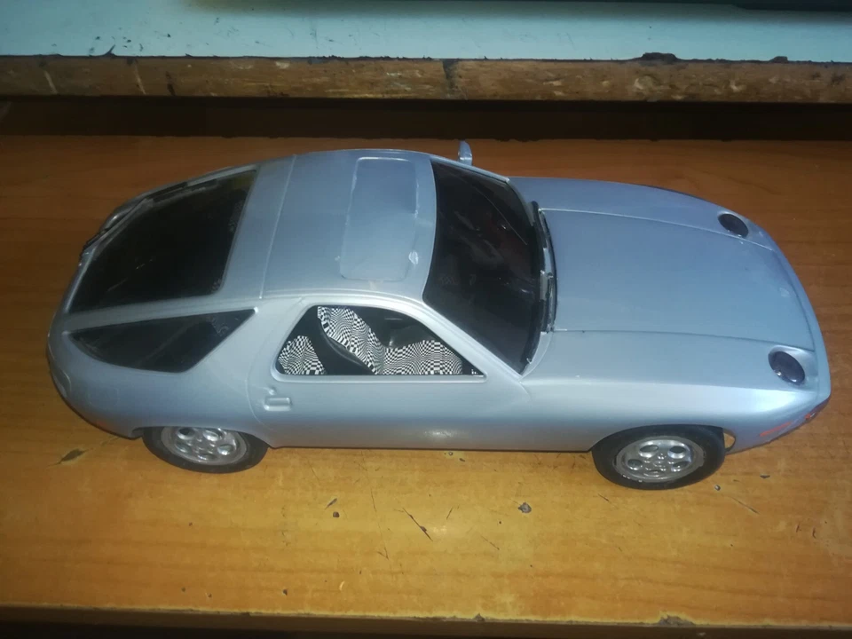 Modellino auto Kit Porsche 928 1977 Revell 1:16 NO 1:18 - Immagine 1 di 4