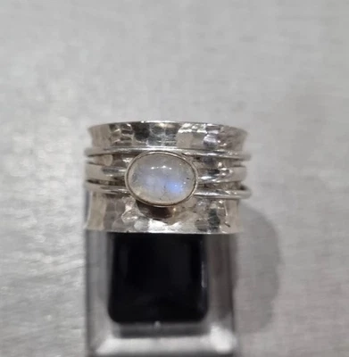 Anillo de plata esterlina 925 piedra lunar martillada hilandero ansiedad banda ancha tamaño U 1/2 Foto 1 de 4