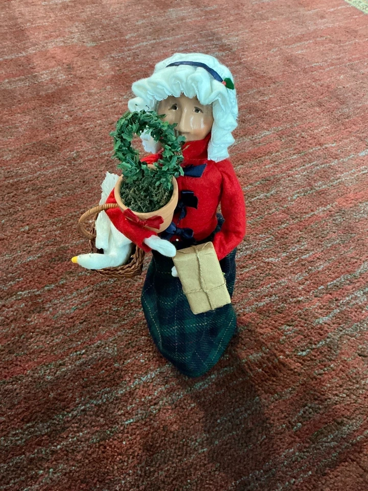 2004 Byers’ Choice THE CAROLERS Grandparent Shopper Lady Carrying Presents 13” - Image 1 of 4