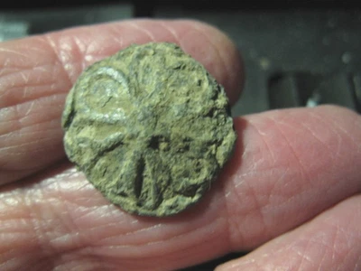 DETECTING FIND 20MM  REVOLUTIONARY WAR PEWTER DESIGNED BUTTON - Image 1 of 2