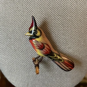 Broche prendedor de madera cardenal pájaro rojo pintado a mano Takahashi vintage - Imagen 1 de 4