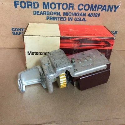 INTERRUPTOR DE FAROS NUEVO OEM FORD 70 71 72 L800 L900 LT800 LT900 LTS800 D0HZ-11654-A Foto 1 de 4