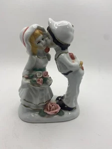 Vintage Porzellan Junge gibt Mädchen einen Kuss auf Karo Figur Statue 6,75" D & K Stories - Bild 1 von 9