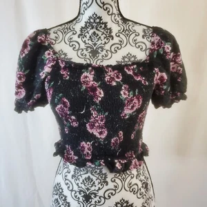 Top corto acanalado floral romántico oscuro negro y púrpura mangas abullonadas talla mediana - Imagen 1 de 8