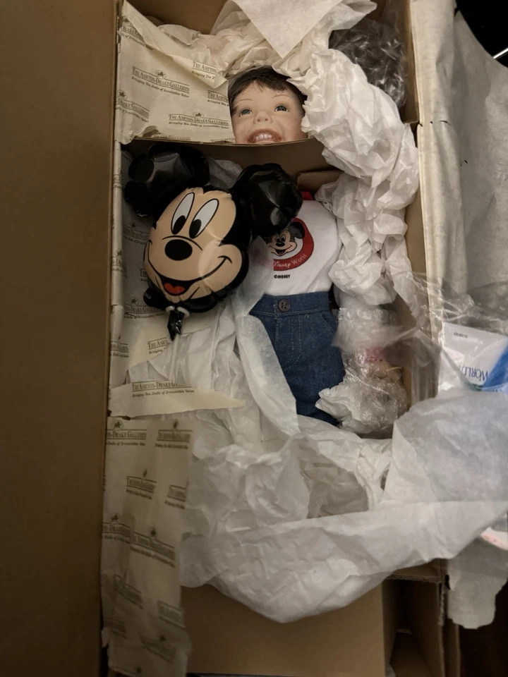 Muñeca de porcelana Walt Disney World Boy Mickey Mouse #9403FA Ashton Drake Foto 1 de 4