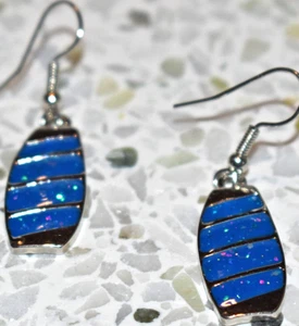 Ohrringe. Silbertonhaken mit himmelblauen opalfarbenen Einsätzen. 1,5 Zoll Tropfen - Bild 1 von 2