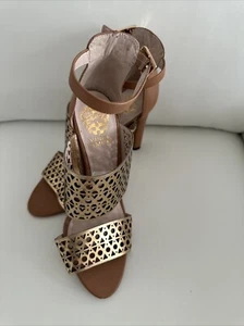 Vince Camuto Okeli tacco in pelle oro taglia 7 con cinturino - Foto 1 di 10