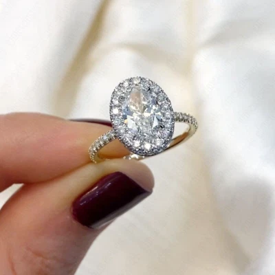 Anillo de compromiso con halo de moissanita de corte ovalado de 2,40 TCW en oro macizo de 14 k en dos tonos Foto 1 de 4