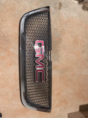 GMC Acadia 2009 parrilla | usado | insignia incluida | se adapta a 2007-2012 Foto 1 de 4