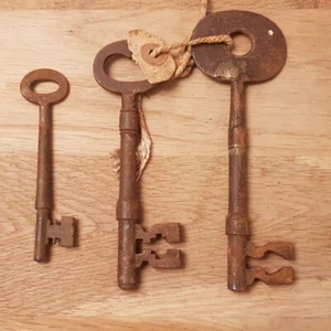 Antique Keys LARGE 15 13 And 10cm - Picture 1 of 14