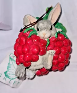 Charming Tails Dean Manico Ornamento/Figura "I'm Berry Happy" Coniglio 87390 - Foto 1 di 5