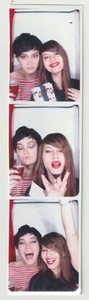 CABINA DE FOTOS VINTAGE - TIRA - JUGUETONA JOVEN AMIGAS, HACIENDO CARAS - Imagen 1 de 1