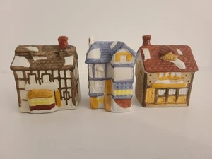 Antiguo juego de 3 adornos de porcelana de pueblo inglés Navidad alrededor del mundo - Imagen 1 de 7