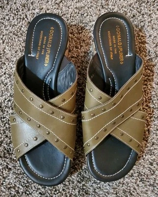 Sandalia de cuña Donald J Pliner Syra de cuero verde oliva con tachuelas para mujer 8,5 M Foto 1 de 4