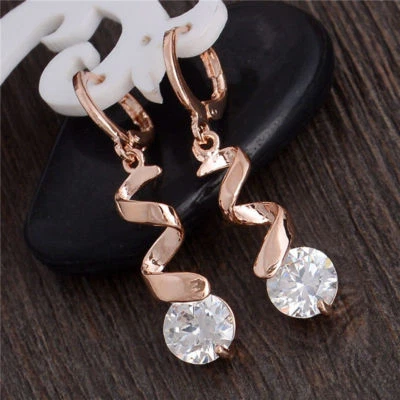 Impresionantes Nuevos Pendientes de Aro Colgantes Rizados de Circonita cúbica Blanca Transparente Rellenos de Oro Rosa de 18K Foto 1 de 2