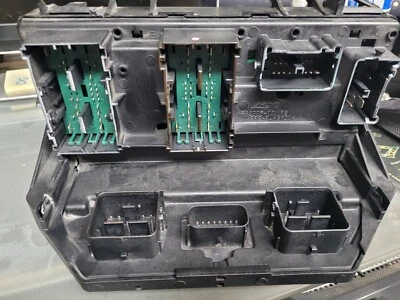 Dodge Grand Caravan 2015-2020 caja de fusibles relé delantero TIPM OEM 68239606AA Foto 1 de 4