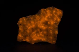 JH18696 Hackmanite, Davis Quarry, Ontario, Kanada - Bild 1 von 2