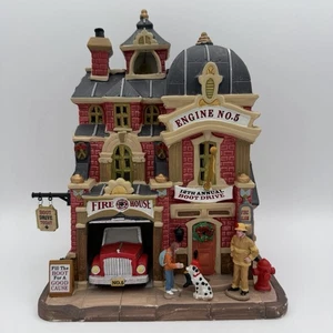 Lemax 2017 Boot Drive at the Firehouse beleuchtetes Porzellangebäude Caddington - Bild 1 von 17