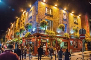 THE TEMPLE BAR an Irish Pub Bar in Dublin NIGHT Picture in an 8" x 10" PRINT #8 - Picture 1 of 1