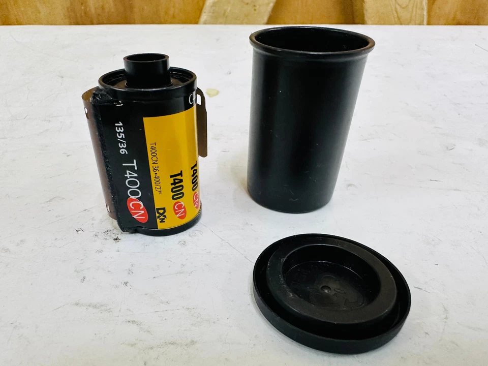 Película Kodak Pro T400 CN C41 en blanco y negro EI 135/36 - caducada - sin caja Foto 1 de 3