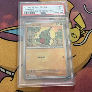 PSA 9 Larvitar 047 Masterball Holo Pokémon Single, Prismatic Evolutions Mint - Bild 1 von 3