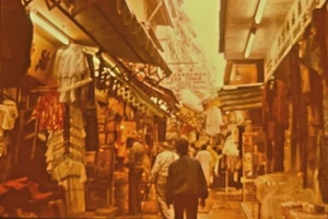 Vintage 35mm Slide Photo Hong Kong Street Scene Outdoor Market Original 1980's - Picture 1 of 2