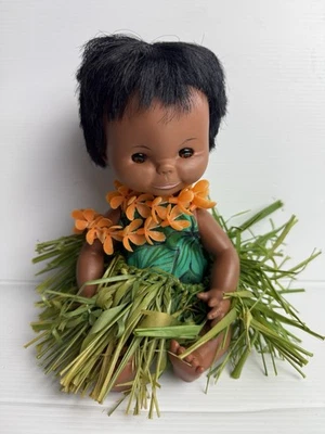 Muñeca Hawaiana Pixie Hula Niña Vintage Años 50 Falda Hierba Flor Hecha en Lei Hong Kong Foto 1 de 4