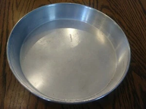Vintage WEAR-EVER 8" Round Aluminum Cake Pan #2713                             * - Picture 1 of 3