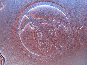 Herramienta de prensa de estampillas de cuero Delrin grabadas con láser sin letrero de toro - Imagen 1 de 3
