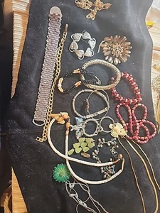 Bracelets Mix. VTG Mixed Variety Lot of 17 Gold Toned/UnSigned/(81) - Picture 1 of 14