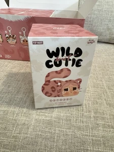 AUTÉNTICO ¡Sellado! Pop Mart Wild But Cutie CRYBABY Colgante Peluche Dije + Recibo - Imagen 1 de 4