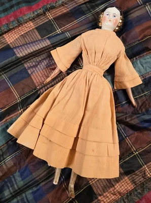 MUÑECA CABEZA CHINA PINTADA A MANO AÑOS 1850 CON DETALLE DE TAPA SNOOD ORO PINTADO REAL Foto 1 de 4