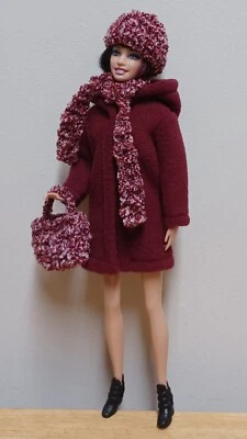 Barbie 11 1/2" Muñeca Ropa Granate Vellón Abrigo, Sombrero Tejido, Bufanda Cuello, Cartera Foto 1 de 2