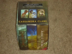 Last Hours Complete Collection (Boxed Set) : Chain of Gold; Chain of Iron; Chain - Imagen 1 de 7