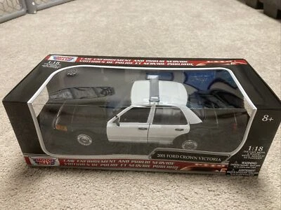 MotorMax 1:18 Black / White Ford Crown Victoria Police Interceptor W/ Light Bar - Image 1 of 3