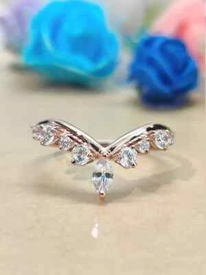 Alianza de boda moissanita corte marquesa y redondo de 1 quilate en forma de V enchapada en oro rosa de 14 quilates Foto 1 de 4