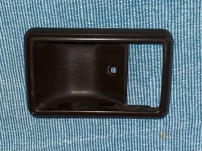 Bisel de manija de pestillo de puerta interior marrón 83-88 Toyota Tercel Camry Pickup 4Runner Foto 1 de 4