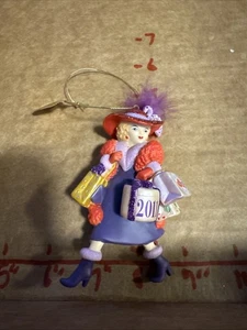 Red Hat Society Christbaumschmuck 2011 Ruby Hits The Stores - Bild 1 von 12