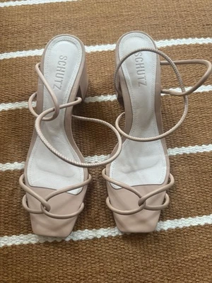 "Schutz Sandalias de cuero con cordones NUEVAS CON ETIQUETAS Nude 2,75"" Tacón Talla 8,5 EE. UU. Foto 1 de 4